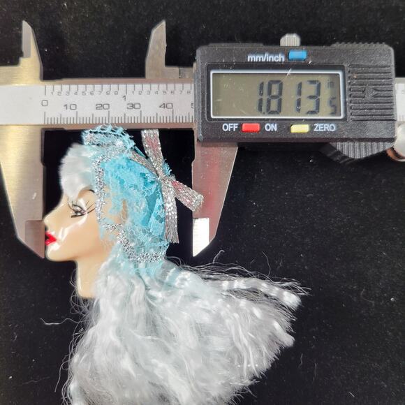 Glamour Lady Head Brooch Face With Lace and Long Blue Hair 1980's With Gift Box - Picture 7 of 8